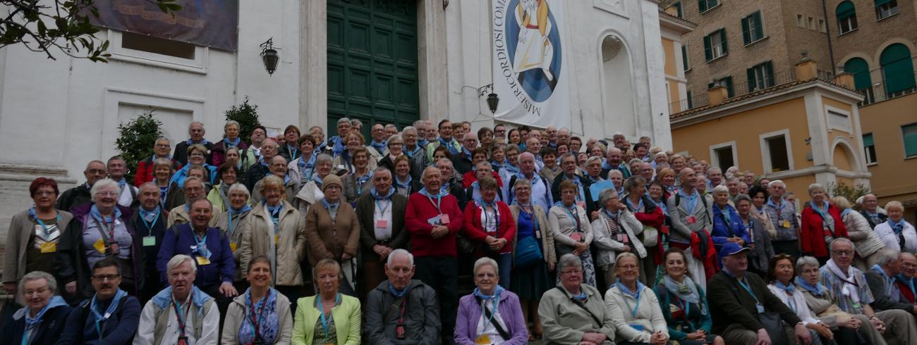 Groepsfoto op de trappen van de kerk Santo Spirito in Sassia © Hugo Casaer