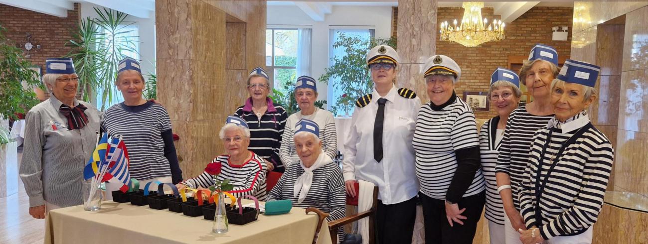 Alle passagiers werden bij het inschepen verwelkomd door de voltallige bemanning van 'De Basiliek' © Pius X-koor