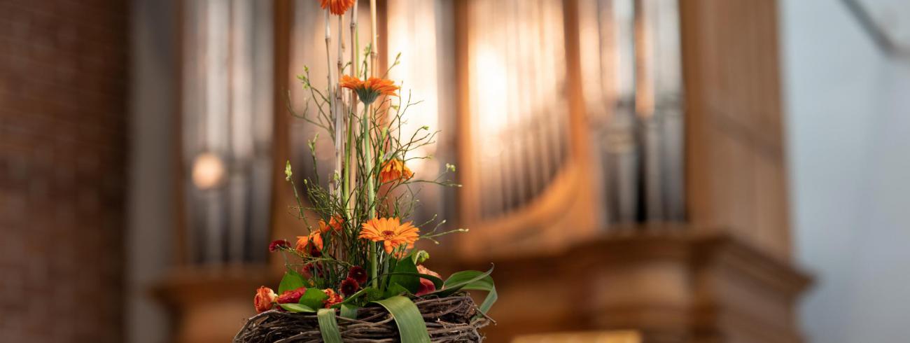 bloemen op het altaar met achteraan het historisch orgel © Stephan Deneir