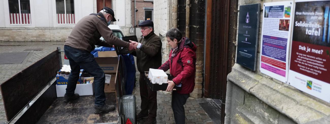 Goederen van de ‘Solidariteitstafel’ van kerst 2021 ophalen © Pastorale zone Leuven aan de Dijle