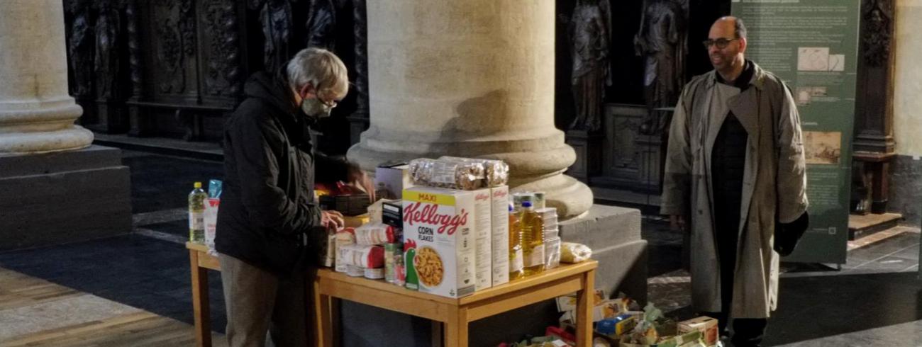Goederen van de ‘Solidariteitstafel’ van kerst 2021 ophalen © Pastorale zone Leuven aan de Dijle