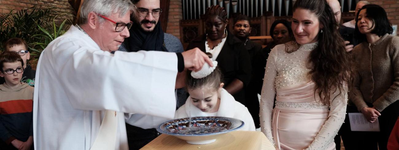 Doopsel tijdens de zonale gezinsviering © Pastorale zone Leuven aan de Dijle