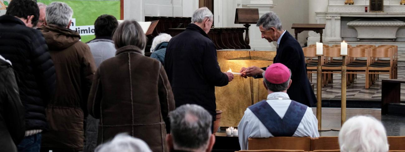 ‘Nieuw verbonden’ gebeds- en bezinningsmoment in de abdijkerk van Vlierbeek © John Steffen