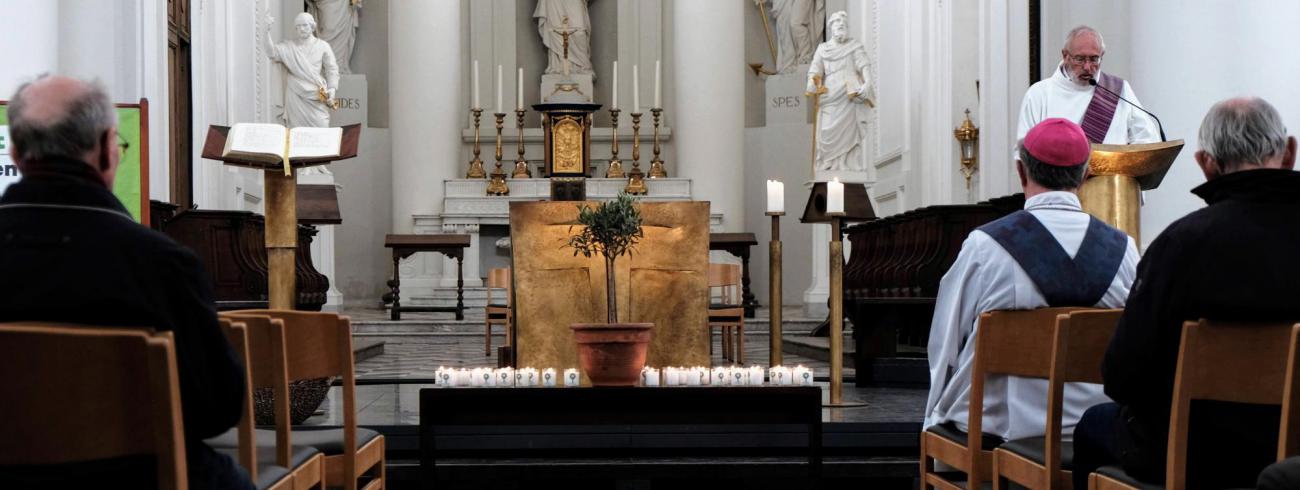 ‘Nieuw verbonden’ gebeds- en bezinningsmoment in de abdijkerk van Vlierbeek © John Steffen