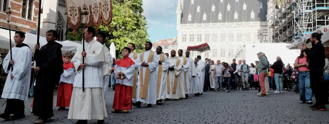 Biddende stilte en gezangen trekken onder de processiehemel door de Naamsestraat © Pastorale zone Leuven aan de Dijle