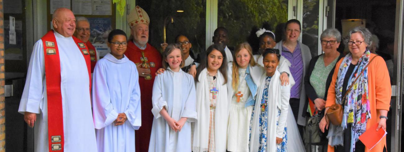 Vormelingen samen met vormheer Mgr Kockerols, Pastoor Johan, de misdienaars en de catechisten © Kleopas