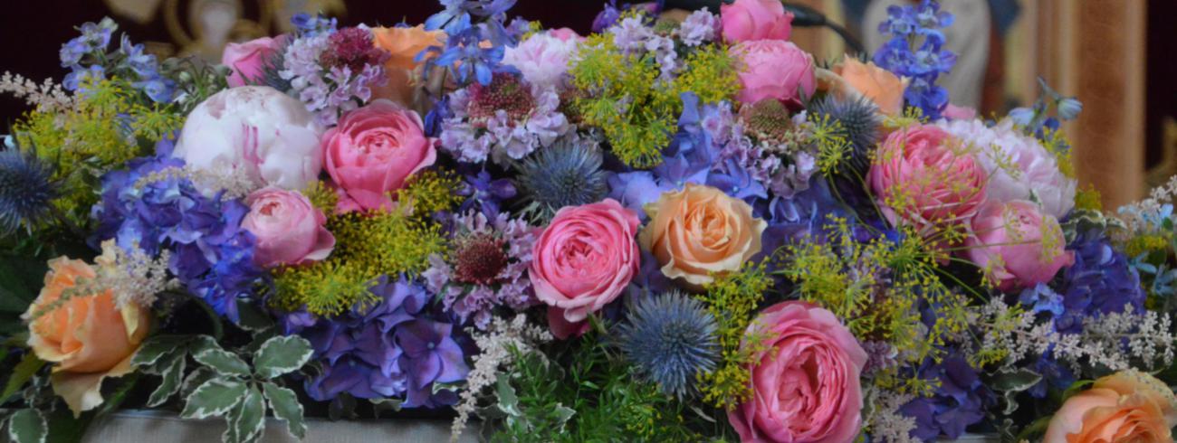 Bloemen op het altaar © Mandy Van Haaren