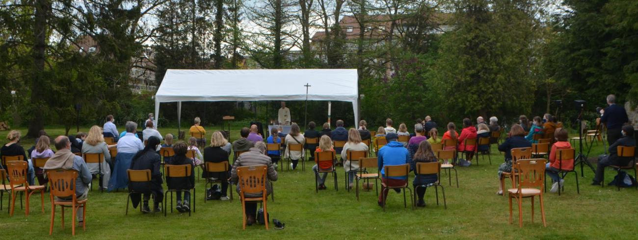 Eerste openluchtviering in de tuin van de pastorie in Stokkel. © Florence