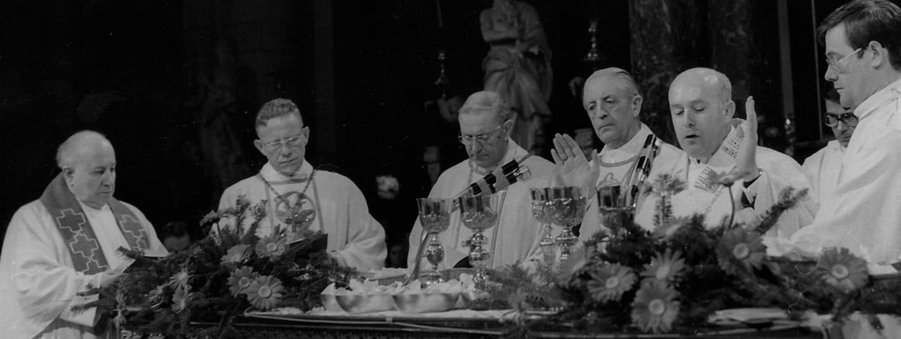 De nieuwe bisschop Antwerpen Godfried Danneels gaat voor in de eucharistie in de Sint-Jacobskerk. © Bisdom Antwerpen