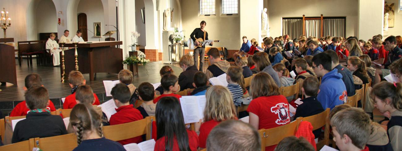 Chiro H. Hart en Sint-Gummarus tijdens de Christus Koningviering in de H. Kruiskerk 