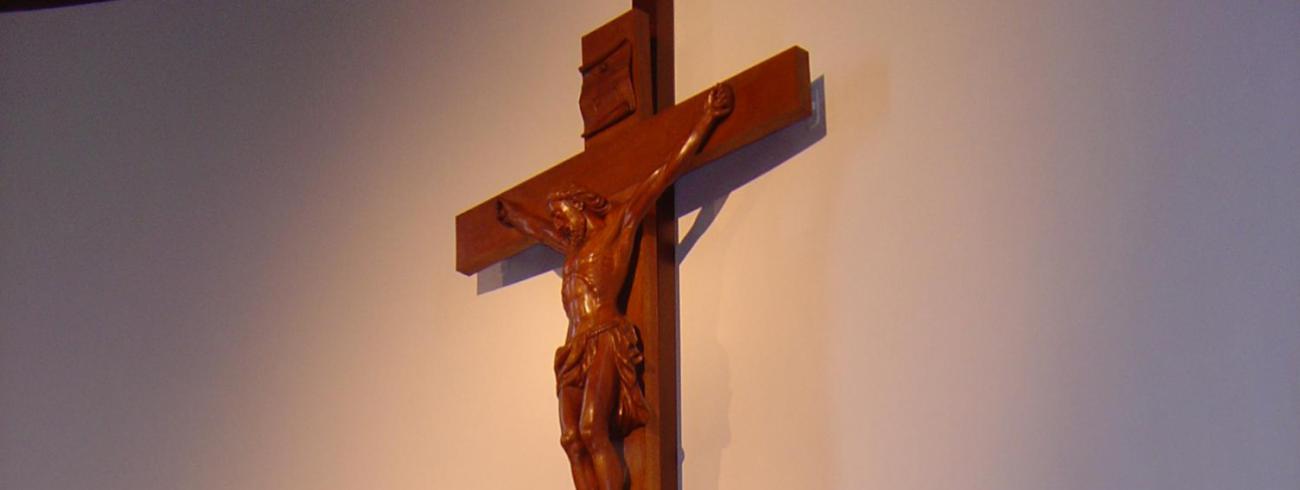 Kruis met opschrift 'O Crux ave spes unica' - Gegroet o Kruis, onze enige hoop, H. Kruiskerk Lier © Jan Verheyen