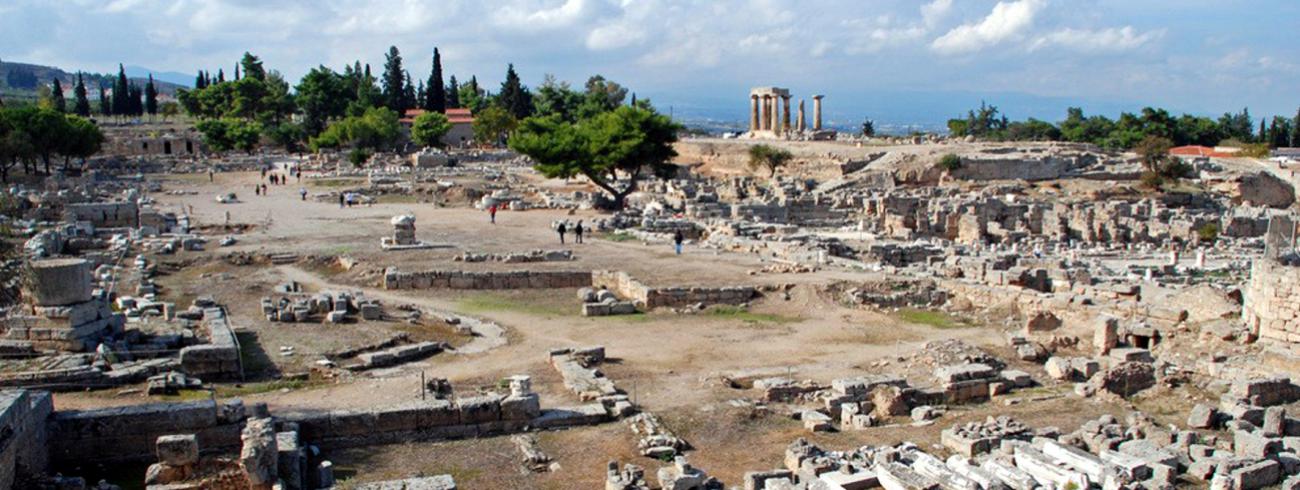 Korinte: de agora met de tempel van Apollo op de achtergrond © https://www.stilus.nl/oudheid