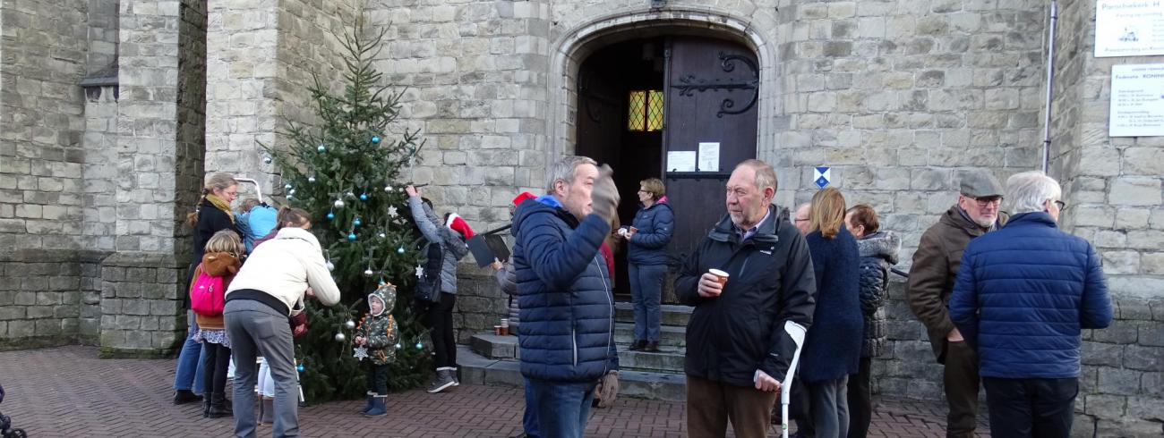 Kerstboom aan de kerk 