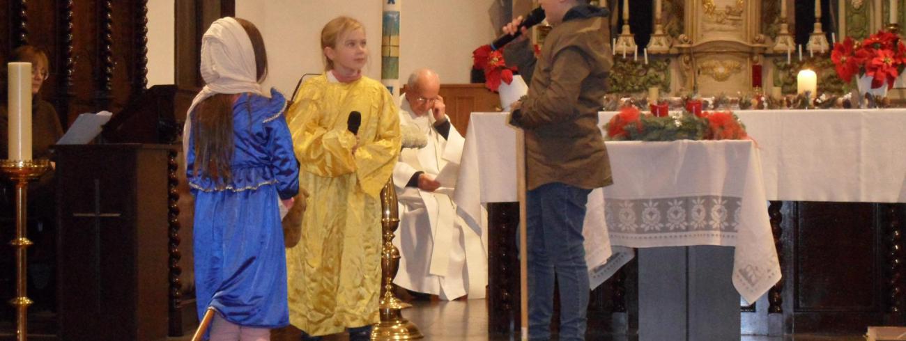 Leerlingen spelen het verhaal van Jezus' geboorte 