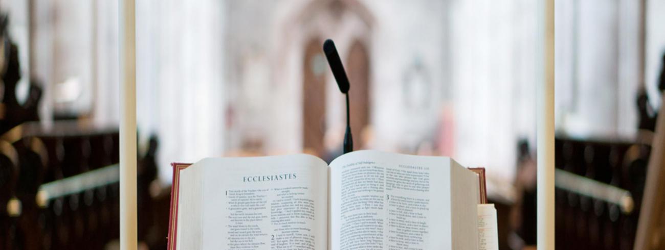 De lezenaar of ambo is de “Tafel van het Woord” waaraan we ons mogen voeden.  © pexels.com