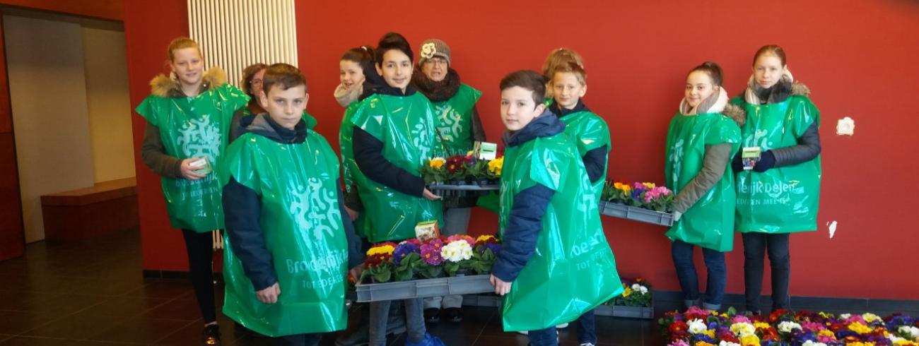 Bloemetjesverkoop tvv Broederlijk Delen door de vormelingen 