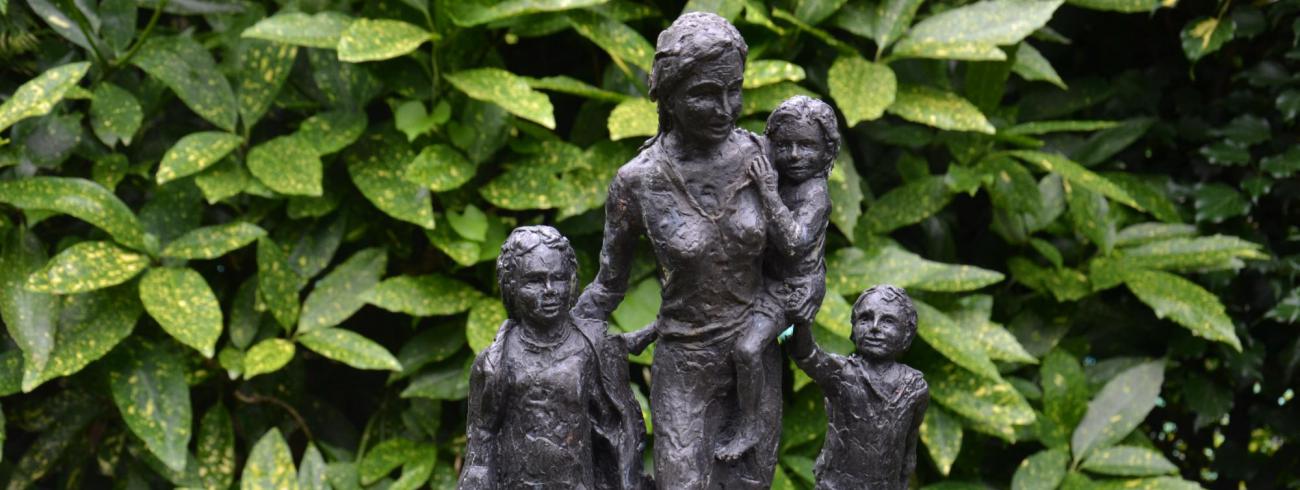 Moeder met kinderen op de vlucht (Staf Timmers) 