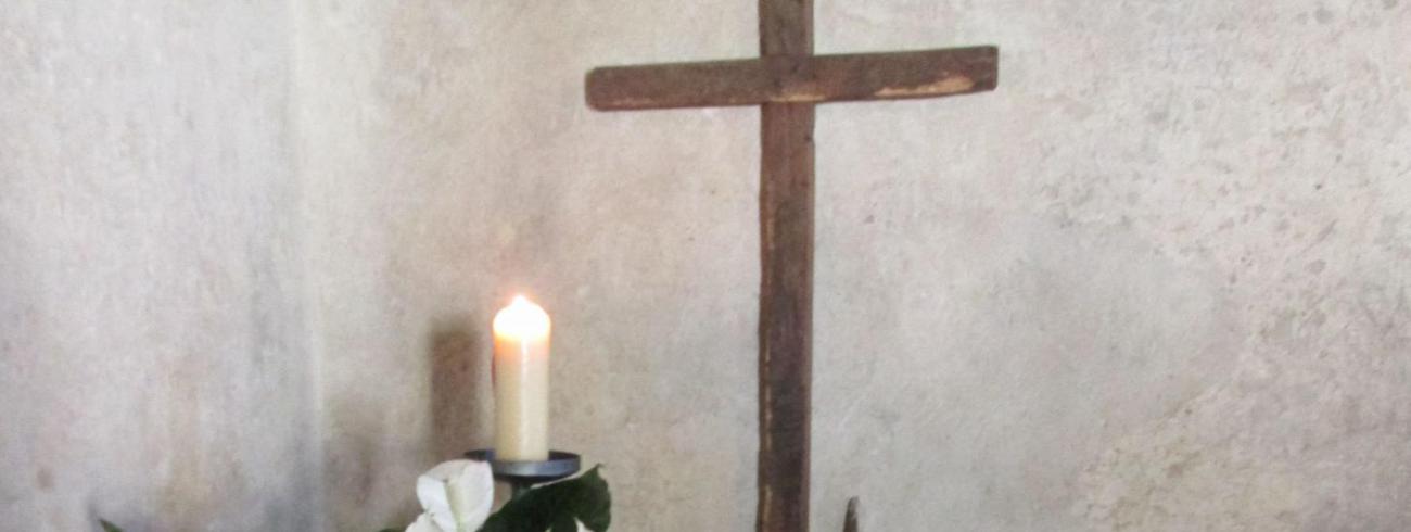 Kruis ter herinnering aan de sterfdag van de heilige Clara in de kerk van San Rufino, even buiten Assisi. 