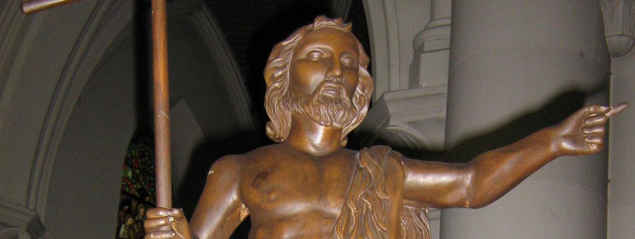 Wijzende Johannes de Doper in de Sint-Jan de Doperkerk van Huizingen. 