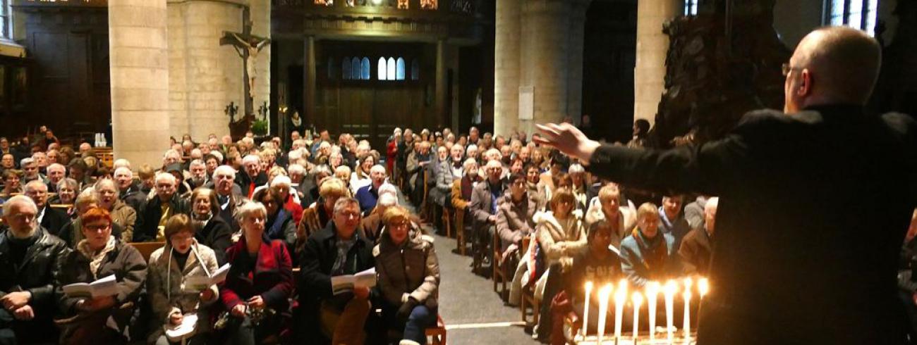 Dirigent Joachim Kelecom trekt heel de kerk mee omhoog in het Adeste Fidelis © hc