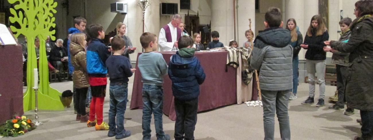 Vieren op Aswoensdag met plaats en aandacht voor de kinderen, zoals hier in 2018 in de kerk van Huizingen © jh