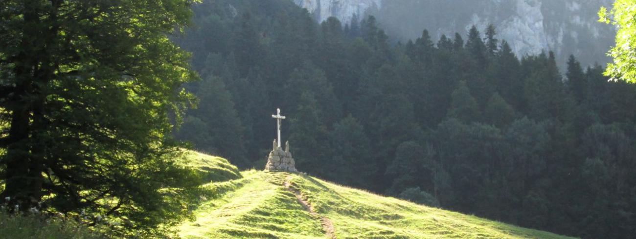 Calvariekruis in het Franse Chartreusegebergte, bakermat van de kartuizers, God- en stiltezoekers. © Jos Houthuys