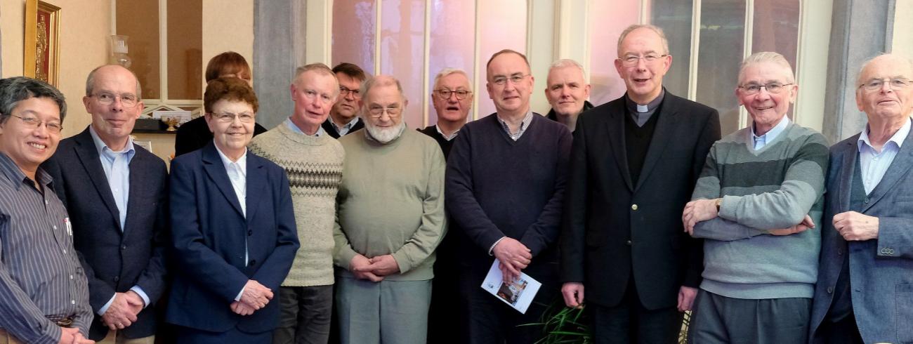 Priesters en nauwe medewerkers van de dekenaten Halle en Lennik op een rijtje met de hulpbisschop.  © hc