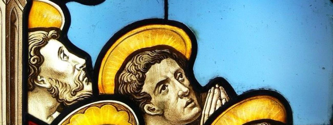 “Wat staan jullie toch naar de hemel te staren?” (detail uit glasraam Sint-Gertrudiskerk Machelen). 