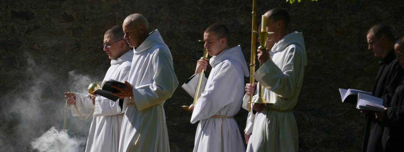 Sacramentsprocessie in abdij van Solesmes, mei 2016 (foto Hugo Casaer).