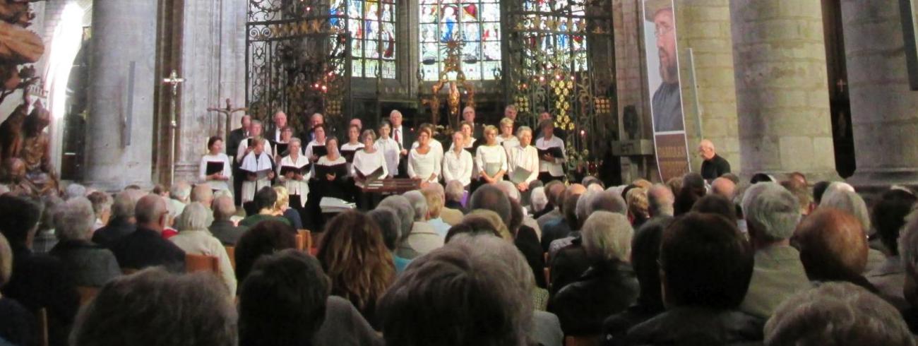 De parochiekoren van Alsemberg en Beersel versterkt met de zangers van de Orfeusacademie. © jh