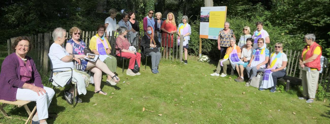 Brigitte Van Malderen (eerste van links), regionaal consulente, kwam met actieve leden van FERM op ferme wijze met hun ‘Ferm sjaal’ de troostplek op leuke wijze openen. © hc