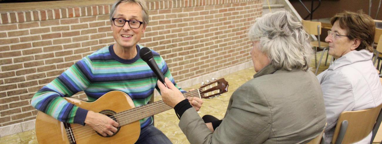 man met gitaar 