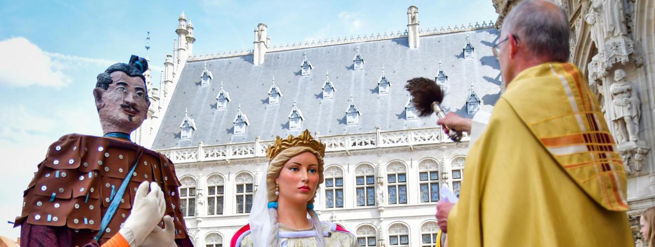 Pater Ger-Jan Bruins doopt de twee nieuwe reuzen van de stad Leuven © Thomas Cardyn