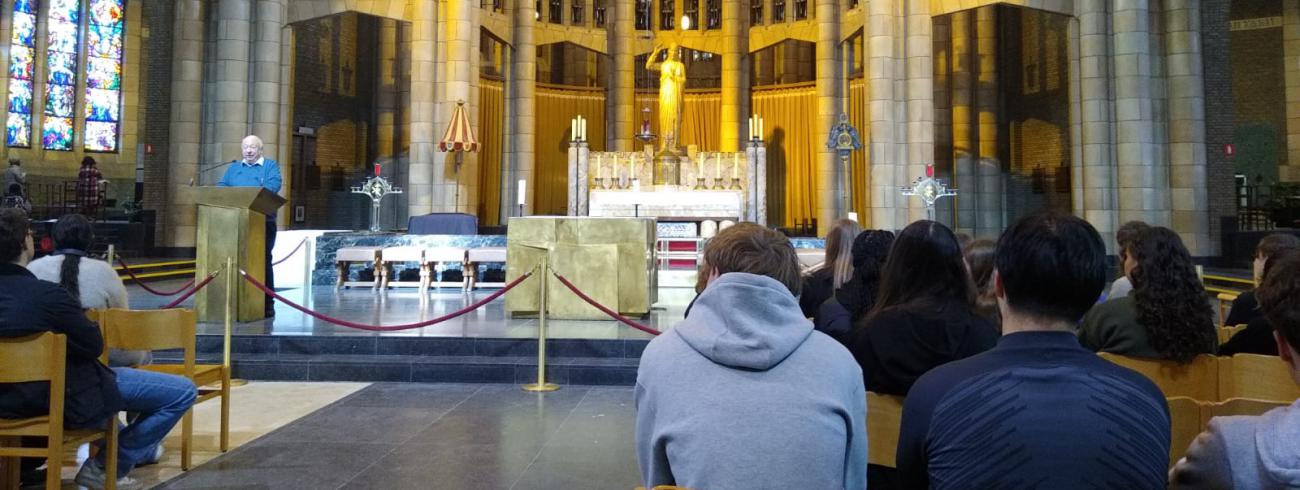 Laatstejaarsstudenten  Unesco-Atheneum bezoeken de basiliek © Kleopas