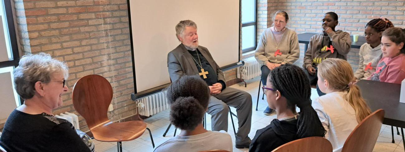 Vormheer Mgr Jean Kockerols, Hulpbisschop van Brussel, in gesprek met de vormelingen © Kleopas