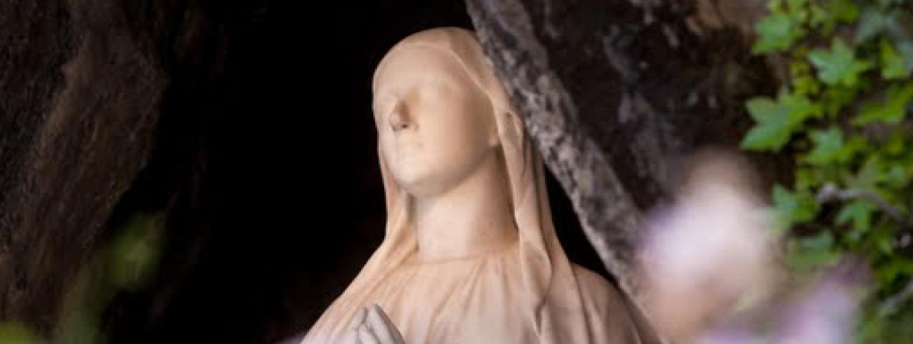 Het beeld van Maria in het Franse bedevaartsoord Lourdes © T.F.