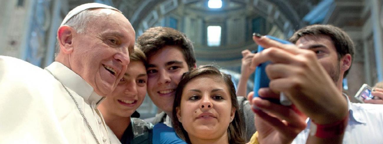 Jongeren nemen een selfie met paus Franciscus. © SIR
