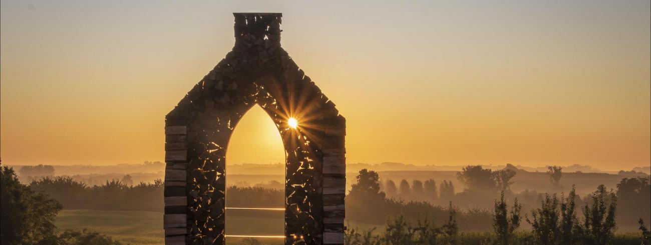 Helsh[ea]ven van Frits Jeuris, een rustplek langs de Romeinse Kassei in Helshoven, Borgloon. © westvlaming