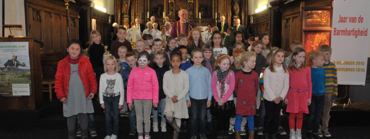 42 kinderen op weg naar hun eerste communie