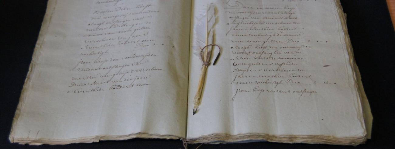 Ganzenveer als schrijfpen gevonden tussen archiefstuk; we waanden ons plots een paar honderd jaar terug in de tijd. © Jef Verdonck