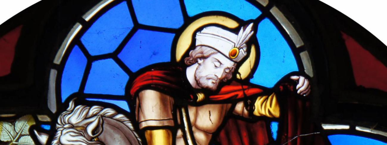 Rond glasraam aan de hoofdingang van de Sint-Martinuskerk in Retie. © Frank de Ceulaer