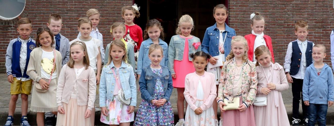 Van links naar rechts en van voor naar achter: Hailey Geelen, Faith Neel, Gitte Lauwers, Mbugua Sikudhani Wangui , Merel Van Steenbergen, Lisa Verbijlen Jill Van Hoorn, Emma Peeters, Femke Verbeeck, Rosalie Staes, Flore Wens, Lore Vennekens, Hasse Moors,  