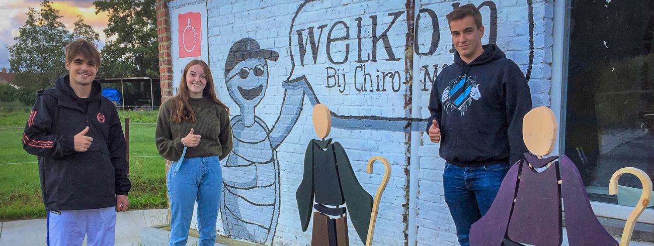 Twee Benedictusfiguren die gemaakt zijn door de Chiro van Moorsel 