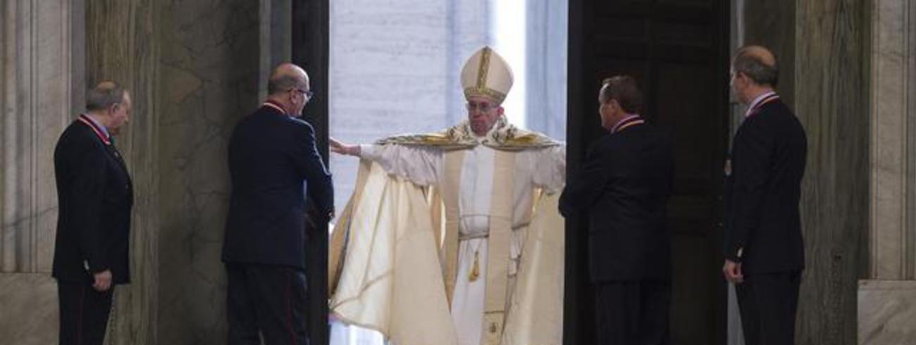 Paus Franciscus bij de Heilige Deur van de Sint-Pietersbasiliek in Rome © SIR