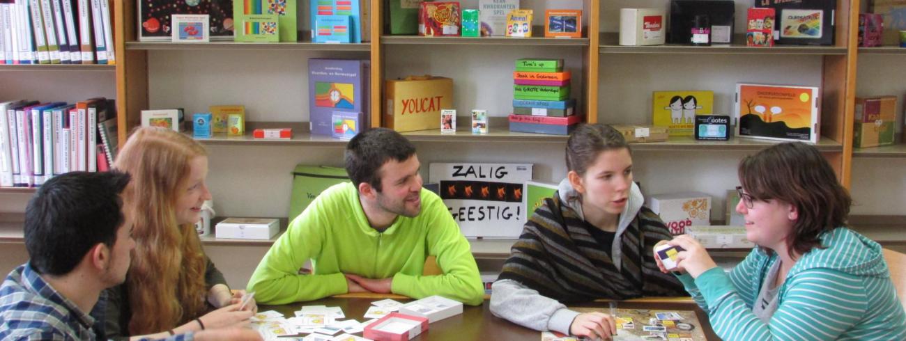 Jongeren gaan aan de slag met methodieken uit het documentatiecentrum, de docdienst van IJD jongerenpastoraal, in de bibliotheek van het seminarie van Hasselt.  
