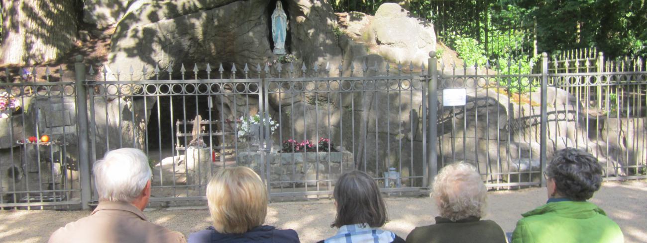 Bidden aan de grot in Tongerlo © HT
