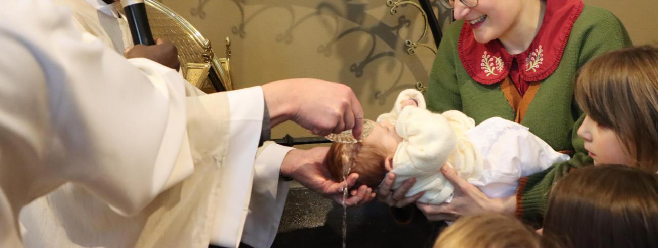 Doop in de doopkapel van de OLV-bijstandkerk te Mijlbeek © Els Beerten