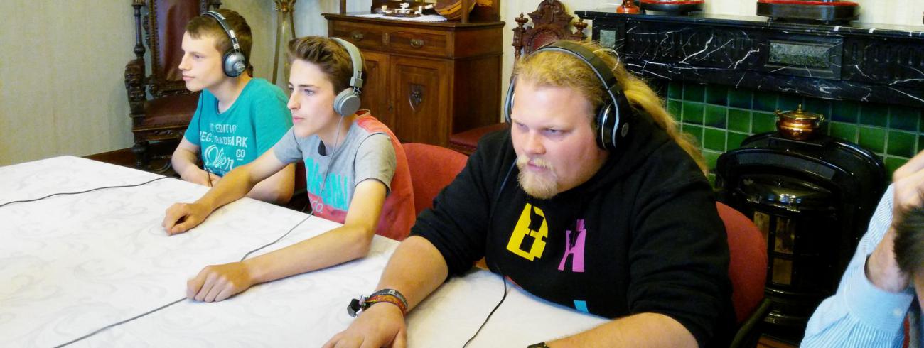Jokri leden proberen elkaar te begrijpen terwijl er luide muziek in hun oren klinkt © BVR