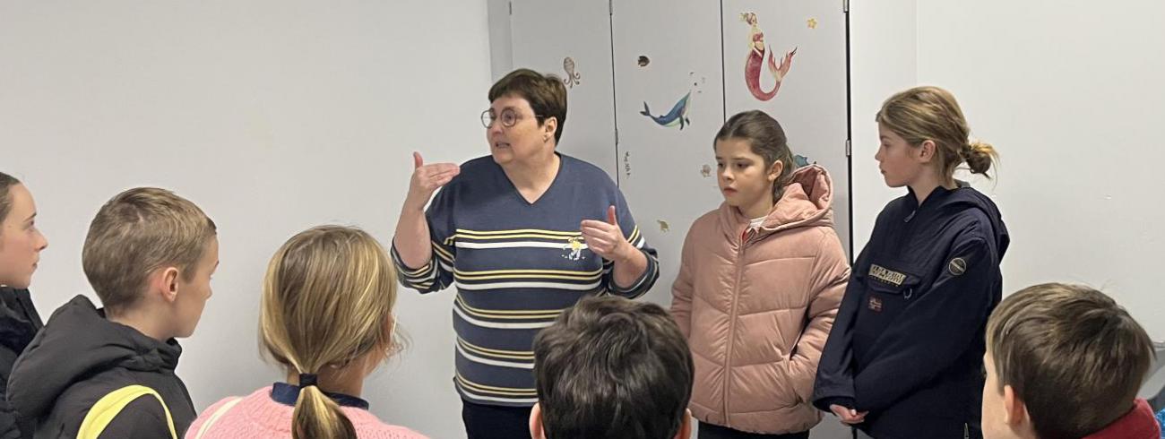 Anja in De Bolster samen met de vormelingen. 