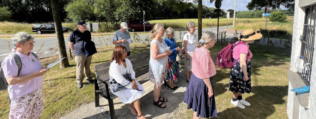 Bidden bij een kapelletje op onze bedevaart © Chris De Groote
